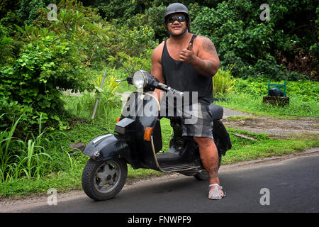 Porträt eines lokalen dicker Mann Wirh Motorrads in Huahine, Gesellschaftsinseln, Französisch-Polynesien, Südsee. Stockfoto