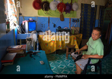 In einem traditionellen Haus in Bora Bora, Gesellschaftsinseln, Französisch-Polynesien, Südsee. Stockfoto