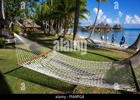 Hängematte unter Kokospalmen im Luxus Hotel Kia Ora Resort & Spa auf Rangiroa, Tuamotu-Inseln, Französisch-Polynesien. Stockfoto