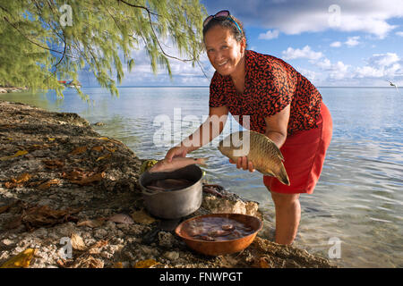 Fakarava, Tuamotus Archipel Tuamotu-Inseln, Französisch-Polynesien Südsee. Lokale Fischer Frau. Stockfoto