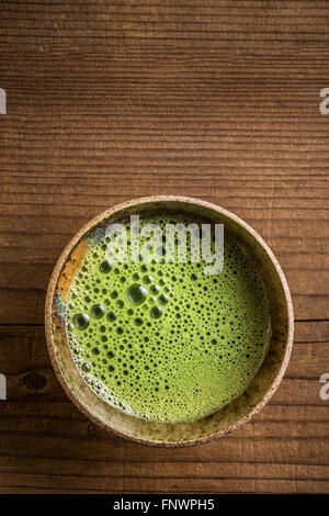 Matcha Tee serviert in Matcha-Schale Stockfoto