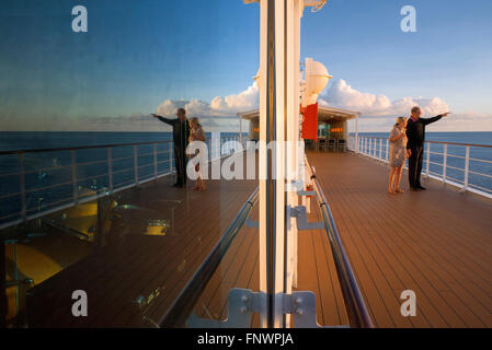 Touristen auf der Anklagebank von Paul Gauguin Kreuzfahrt, Gesellschaftsinseln, Tuamotus Archipel, Französisch-Polynesien, Südsee. Stockfoto