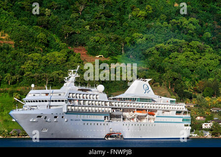 Paul Gauguin cruise in Moorea, Gesellschaftsinseln, Französisch-Polynesien Südsee verankert. Stockfoto