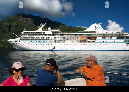 Gäste von Paul Gauguin Kreuzfahrt in Moorea, Cooks Capitan Bay, Französisch-Polynesien, Gesellschaftsinseln, South Pacific verankert. Stockfoto