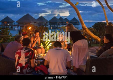 Abendessen im Le Meridien Hotel auf der Insel Tahiti, Französisch-Polynesien, Tahiti Nui, Gesellschaftsinseln, Französisch-Polynesien, South Paci Stockfoto