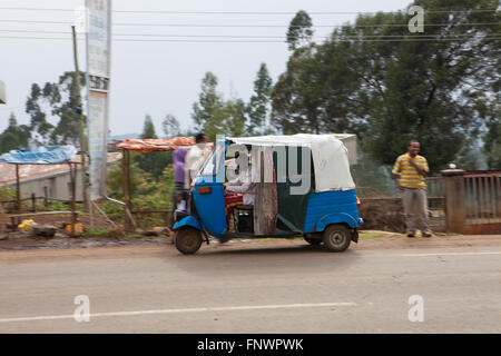 Ein Dreirad Taxi bekannt als ein Bajaj fahren auf der Straße, Äthiopien, Afrika Stockfoto