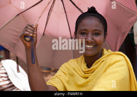 Eine Frau beschattet sich vor der Sonne mit einem Regenschirm, Äthiopien-Afrika Stockfoto