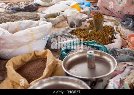 Eine Frau verkauft Gewürze in einem Markt, Äthiopien-Afrika Stockfoto
