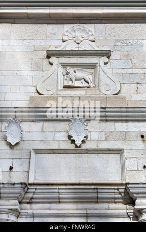 Alte Steinmauer mit Flachrelief in Piran, Slowenien Stockfoto