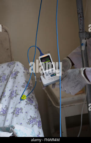 Ein Arzt prüft Lifebox ein Patient in einem Krankenhaus, Äthiopien, Afrika Stockfoto