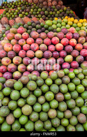 Frisches Obst und Gemüse für den Verkauf durch den Straßenrand in Addis Abeba, Äthiopien. Stockfoto