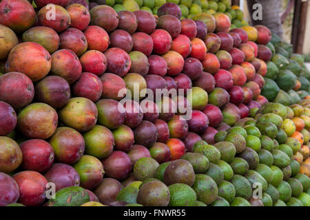 Frisches Obst und Gemüse für den Verkauf durch den Straßenrand in Addis Abeba, Äthiopien. Stockfoto