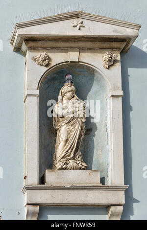 Alte Steinmauer mit Jungfrau Maria Basrelief in Piran, Slowenien Stockfoto