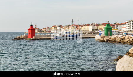 Schiffe vor Anker im Hafen von Piran Hafen. Adria, Slowenien. Stockfoto