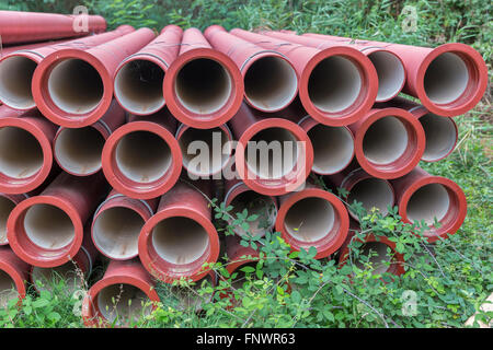 Haufen von PVC-Bau Rohre auf einer Baustelle im Wald Stockfoto