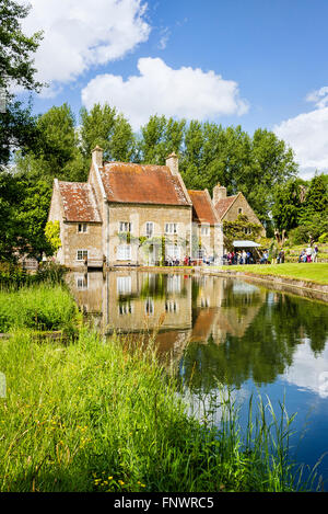 Fluss Wylye fließt durch einen Garten an Hiobs Mühle Crockerton Wiltshire UK Stockfoto