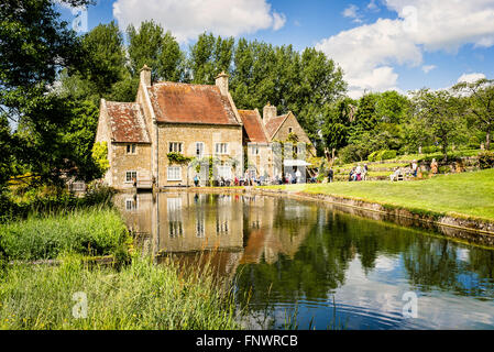 Hiobs Mühle mit Fluss Wylye fließt durch den Garten offen für NGS-Charity-event Stockfoto