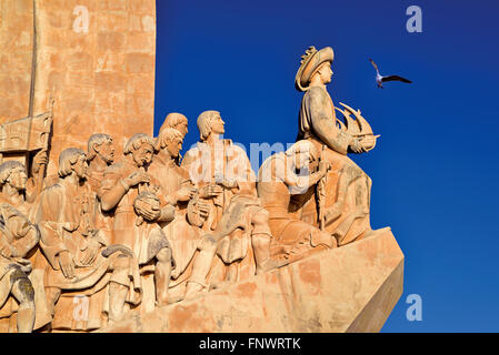 Portugal, Lissabon: Heinrich der Seefahrer führt die Figurengruppe des Discovery´s-Denkmals in Belém Stockfoto