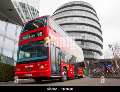 Der weltweit erste vollelektrische Doppeldecker London bus Stockfoto