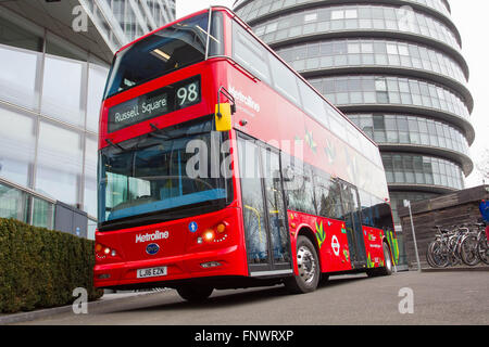 Der weltweit erste vollelektrische Doppeldecker London bus Stockfoto