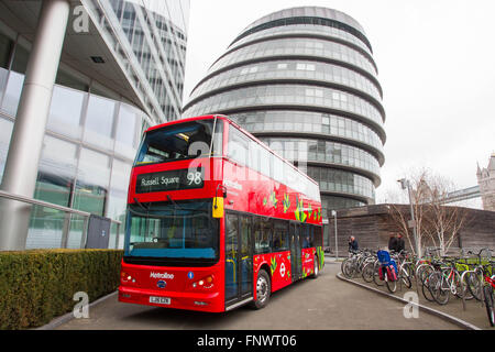 Der weltweit erste vollelektrische Doppeldecker London bus Stockfoto