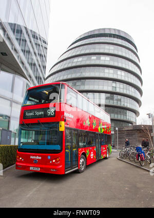 Der weltweit erste vollelektrische Doppeldecker London bus Stockfoto