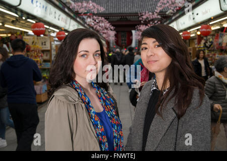 Zwei junge Frauen am Sensoji Tempel und touristischen Einkaufsviertel. Stockfoto