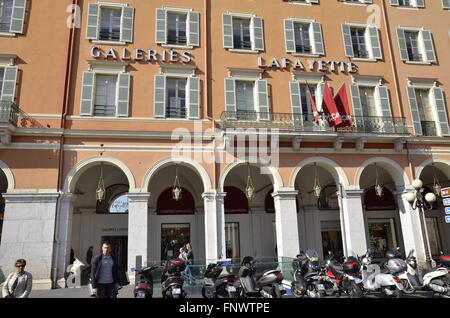 Ein Zweig der Verkaufsstelle Galeries Lafayette in Place Massena in Nizza, Frankreich Stockfoto