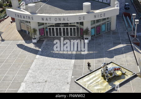 Das Theatre National de Nice mit Niki de Saint Phalle Skulptur des Locj Ness Monster im Vordergrund Stockfoto