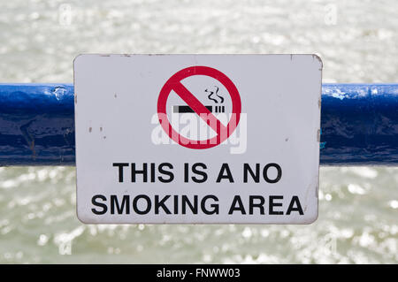 'This is a No Smoking Area' Zeichen auf einem blauen Geländer auf Eastbourne Pier Stockfoto