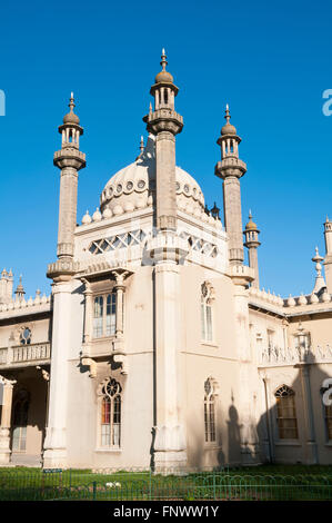 Detail der Säulen, Türmen und Kuppeln der Royal Pavilion in Brighton, East Sussex, England Stockfoto