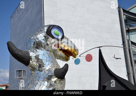 Skulptur "The Loch Ness Monster" von Niki de Saint Phalle im Museum of Modern Art in Nizza, Frankreich Stockfoto