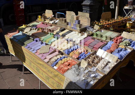 Beauty-Produkte und Seifen zum Verkauf auf dem Cours Saleya in Nizza, Frankreich Stockfoto