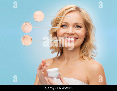 glückliche Frau mit Anti-Aging Creme Glas Stockfoto