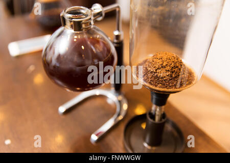 Nahaufnahme von Siphon Vakuum Kaffeemaschine Shop Stockfoto