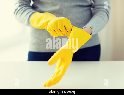 Nahaufnahme von Frau schützende Gummihandschuhen Stockfoto