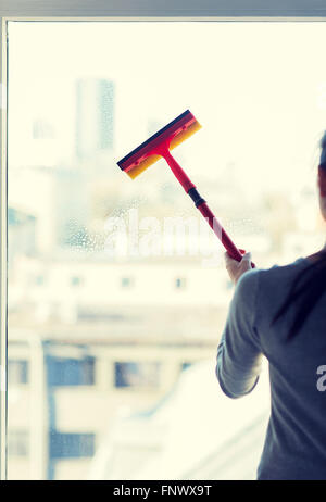 Nahaufnahme von Frau Fenster mit Schwamm reinigen Stockfoto