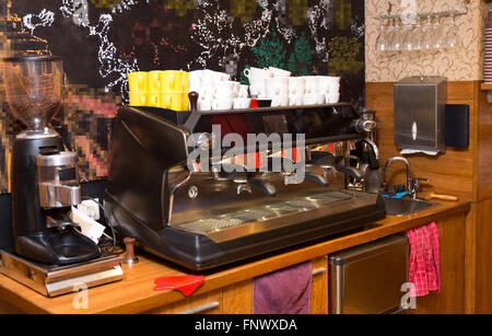 Nahaufnahme von Kaffeemaschine im Café oder restaurant Stockfoto