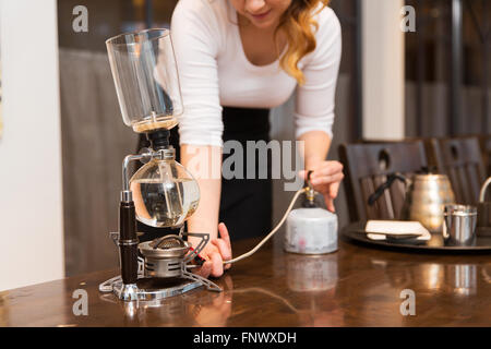 Nahaufnahme von Frau mit Siphon Kaffeemaschine und Topf Stockfoto