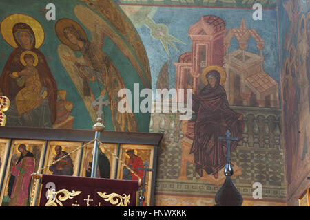 Verkündigung. Wandmalerei von russischen Ikonenmaler Rostislav Koryakin (1918-1999) und Andrei Ryazanov (1885-1950) in der Dormitio-Kirche auf dem Friedhof Olsany in Prag, Tschechien. Die Dormitio-Kirche vom russischen Architekten Vladimir Brandt (1887-1944) wurde 1924-1925 von der russischen weißen Emigration in der Tschechoslowakei gebaut. Wandmalereien wurden 1941-1945 von Gruppe von russischen Ikonenmaler nach Entwurf von berühmten russischen Buchillustrator Ivan Bilibin (1876-1942) von 1926-1928 realisiert. Stockfoto