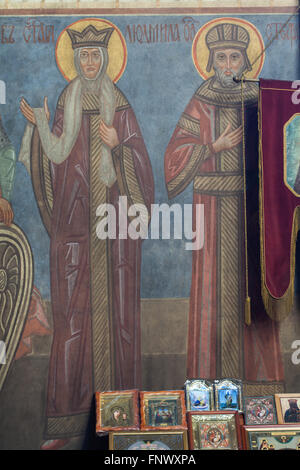 St. Ludmilla von Böhmen und St. Stefan Serbiens. Wandmalereien von russischen Ikonenmaler Andrei Ryazanov (1885-1950) in der Dormitio-Kirche auf dem Friedhof Olsany in Prag, Tschechien. Die Dormitio-Kirche vom russischen Architekten Vladimir Brandt (1887-1944) wurde 1924-1925 von der russischen weißen Emigration in der Tschechoslowakei gebaut. Wandmalereien wurden 1941-1945 von Gruppe von russischen Ikonenmaler nach Entwurf von berühmten russischen Buchillustrator Ivan Bilibin (1876-1942) von 1926-1928 realisiert. Stockfoto