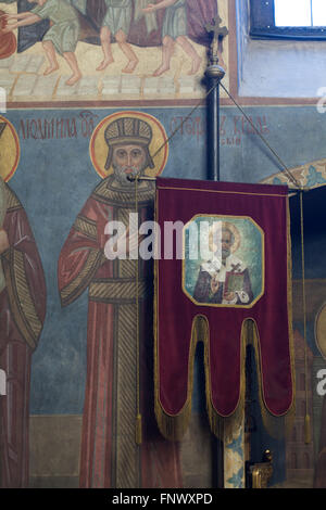 St. Stefan Serbiens. Wandmalereien von russischen Ikonenmaler Andrei Ryazanov (1885-1950) in der Dormitio-Kirche auf dem Friedhof Olsany in Prag, Tschechien. Sankt Nikolaus des Wundertäters, dargestellt in der Khorugv (religiöse Banner) ist auch ein Werk von Andrei Ryazanov. Die Dormitio-Kirche vom russischen Architekten Vladimir Brandt (1887-1944) wurde 1924-1925 von der russischen weißen Emigration in der Tschechoslowakei gebaut. Wandmalereien wurden 1941-1945 von Gruppe von russischen Ikonenmaler nach Entwurf von berühmten russischen Buchillustrator Ivan Bilibin (1876-1942) von 1926-1928 realisiert. Stockfoto