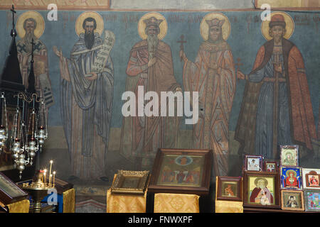 Heilige Cyril und Methodius, Hl. Wladimir der große, Heilige Olga von Kiew und Heiligen Alexander Newski. Wandmalerei von russischen Ikonenmaler Andrei Ryazanov (1885-1950) in der Dormitio-Kirche auf dem Friedhof Olsany in Prag, Tschechien. Die Dormitio-Kirche vom russischen Architekten Vladimir Brandt (1887-1944) wurde 1924-1925 von der russischen weißen Emigration in der Tschechoslowakei gebaut. Wandmalereien wurden 1941-1945 von Gruppe von russischen Ikonenmaler nach Entwurf von berühmten russischen Buchillustrator Ivan Bilibin (1876-1942) von 1926-1928 realisiert. Stockfoto