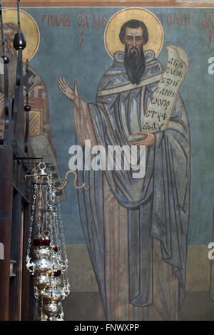 St. Methodius. Wandmalerei von russischen Ikonenmaler Andrei Ryazanov (1885-1950) in der Dormitio-Kirche auf dem Friedhof Olsany in Prag, Tschechien. Die Dormitio-Kirche vom russischen Architekten Vladimir Brandt (1887-1944) wurde 1924-1925 von der russischen weißen Emigration in der Tschechoslowakei gebaut. Wandmalereien wurden 1941-1945 von Gruppe von russischen Ikonenmaler nach Entwurf von berühmten russischen Buchillustrator Ivan Bilibin (1876-1942) von 1926-1928 realisiert. Stockfoto