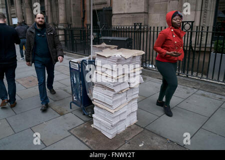 Haufen von freien Evening Standard Zeitungen Witing für die Abend-Werbegeschenk auf Bishopsgate, City of London, England, UK. Stockfoto