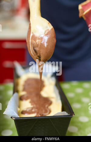 Hausfrau macht ein süßes Gebäck zum Dessert zu Hause Stockfoto