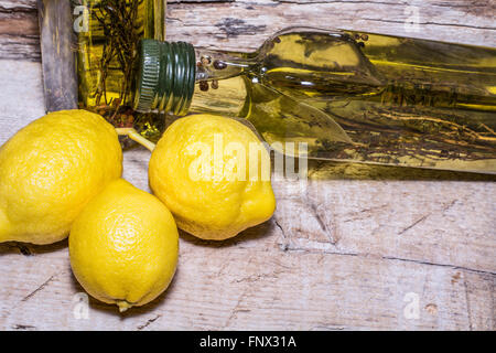 Zitrone und Oliven Öl Flasche Stockfoto