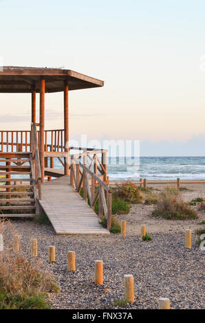 Beobachtung / Aussichtsplattform mit Blick auf den Strand und das Meer in Roquetas de Mar, Almeria, Spanien Stockfoto