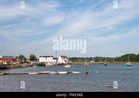 River Deben mit Liegeplätzen und Boote und Gezeiten-Mühle von Woodbridge, Suffolk, East Anglia, England, Großbritannien Stockfoto