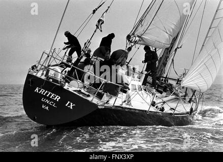 AJAXNETPHOTO. 3. APRIL 1982. PORTSMOUTH, ENGLAND - FRANZÖSISCHE YACHT KOMMT - KRITER IX NÄHERT SICH DER ZIELLINIE DIE VIERTE ETAPPE DES RENNENS WHITBREAD AUS SOUTHSEA. FOTO: JONATHAN EASTLAND/AJAX REF; 820304 21A Stockfoto